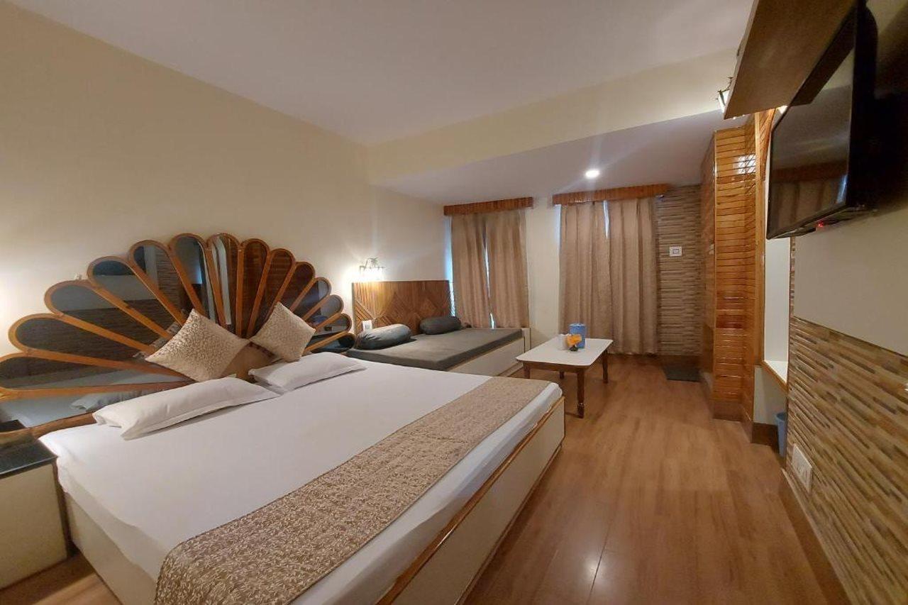 Brightland Hotel Shimla Buitenkant foto